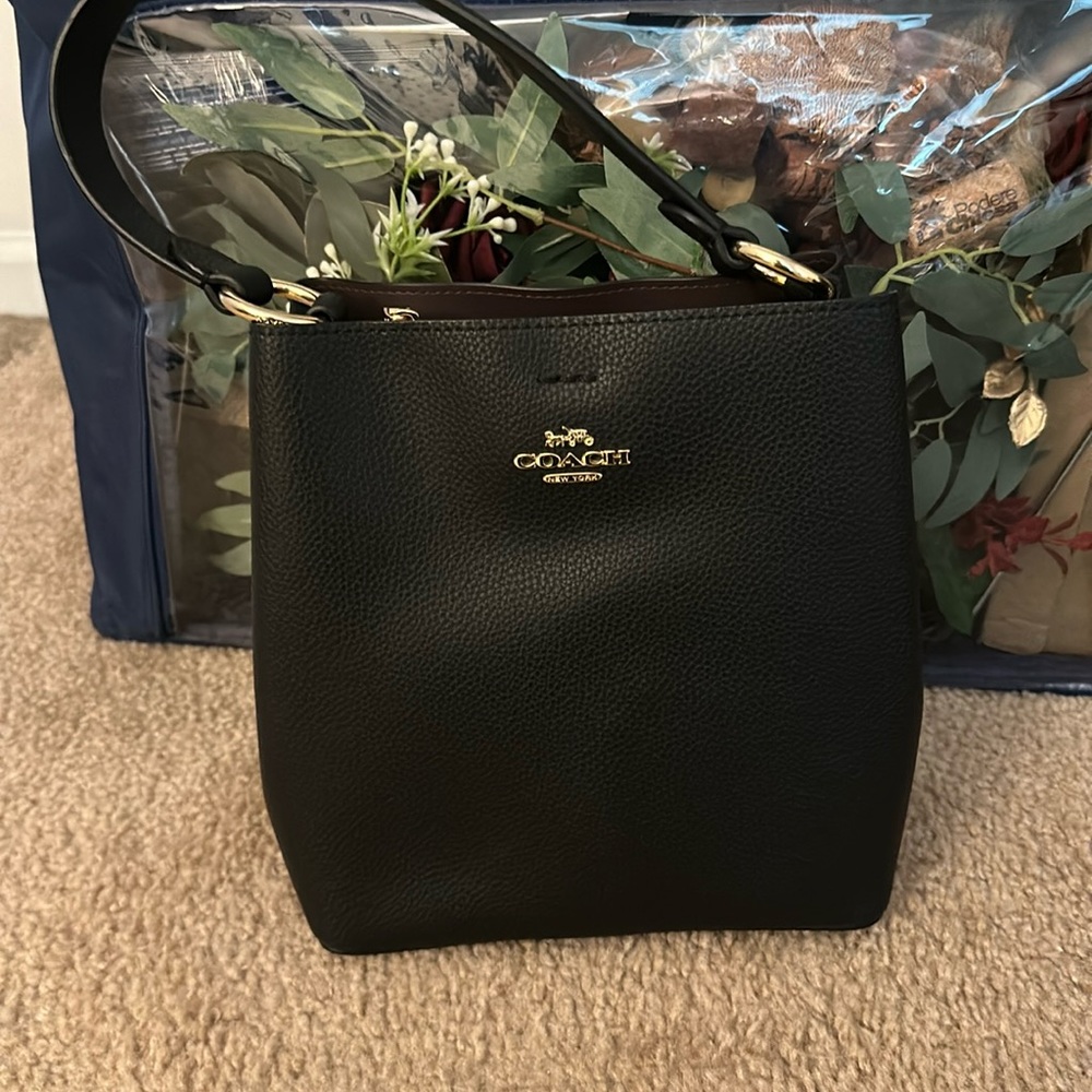 Coach black medium sized crossbody FREE GIFT INCLUDED 😊